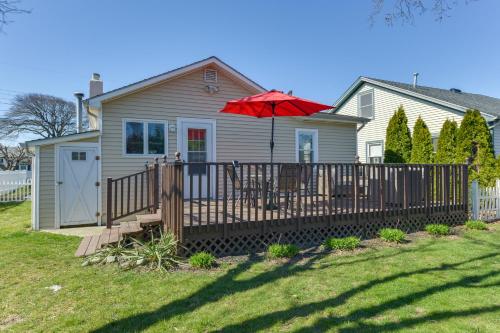 Cozy Villas Cottage with Deck, half Block to Beach! in Villas, USA