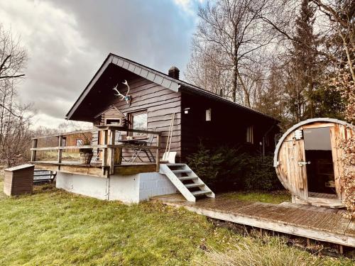 Rustic Chalet ultimate relaxation in the forest, Pension in Sourbrodt bei Küchelscheid