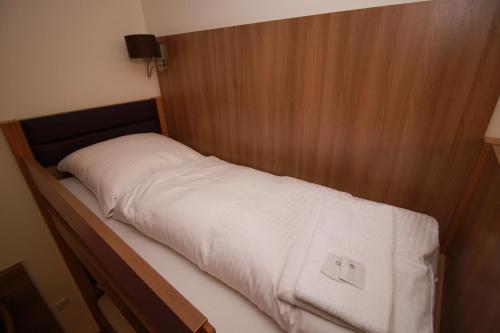 2 twin beds, 1 bunk bed