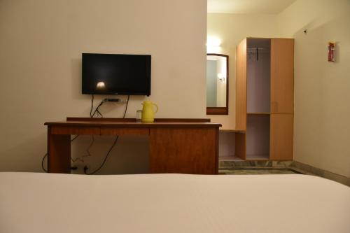 Standard Double Room image 6