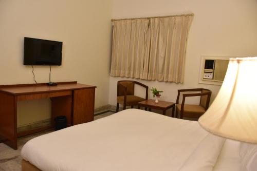 Standard Double Room image 3