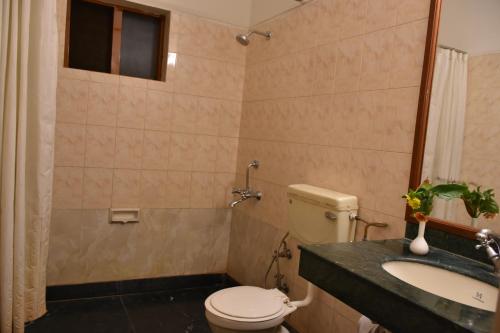 Standard Double Room image 5