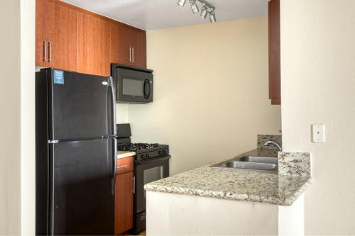 Burbank 2BR w BBQ Gym Pool nr TJ WF LAX-817