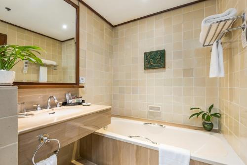 room detail thumbnail 2