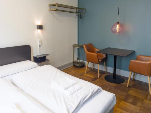 Where to sleep - Hostel Room Type - Large Double Room with Shared Bathroom