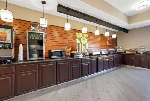 Food and beverages, La Quinta Inn & Suites by Wyndham Houston Bush Intl Airpt E in Humble