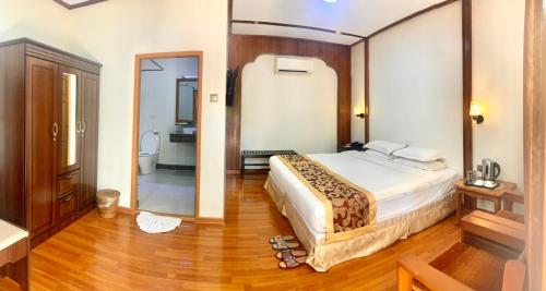 Deluxe Double or Twin Room image 3