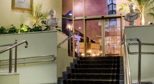 로비, 호텔 임. 야나 파브와 II (Hotel im. Jana Pawla II) in 우로클라우 서버브