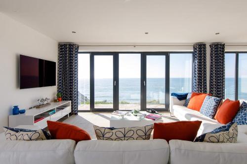 Foto 1: The Sea House - Ultimate Seafront Living & Sunsets