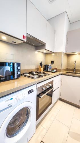 STAY BY LATINEM Luxury 1BR Holiday Home CVR A2609 near Burj Khalifa, Dubai (foto 6)