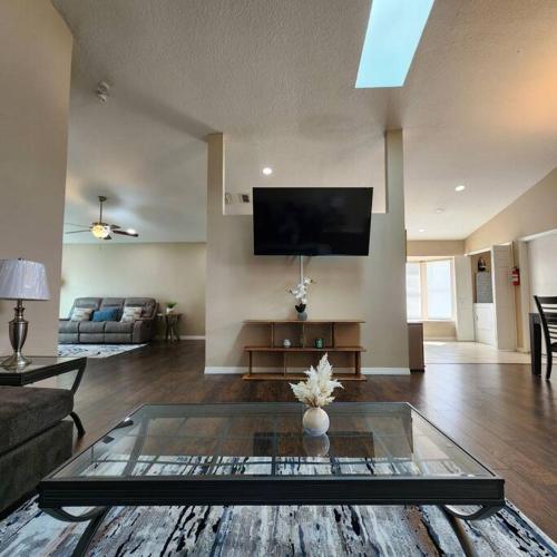 Shared lounge/TV area, Luxury home near Disney & More! in Poinciana