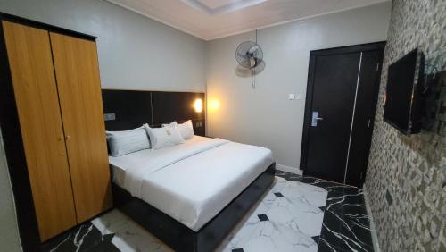 The Charis Hotel & Suites photo 4