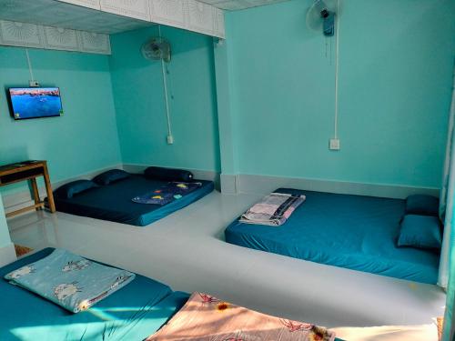 3 queen beds