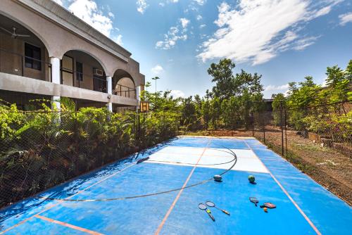 SaffronStays Zuma Villa, Pawna - luxury villa with a heated pool, sports court and gym