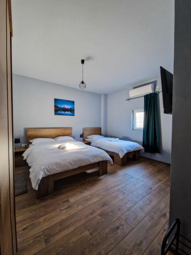 1 double bed, 1 twin bed