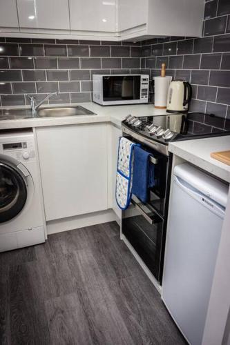 Modern bright studio apartment in south Glasgow near Burrell Collection