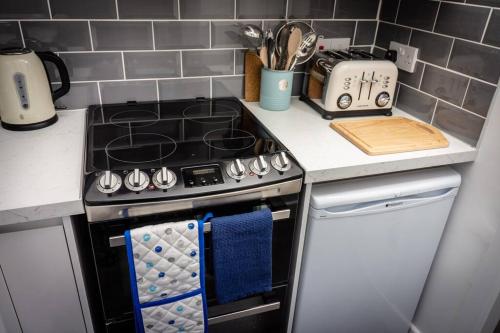 Modern bright studio apartment in south Glasgow near Burrell Collection