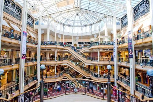 Modern bright studio apartment in south Glasgow near Burrell Collection