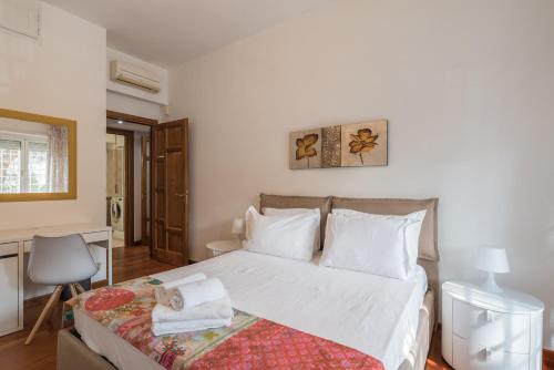 Bright Apt 2 Bedroom and balcony, Roma
