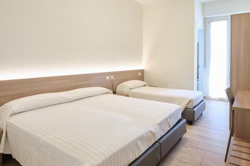 1 double bed, 1 twin bed