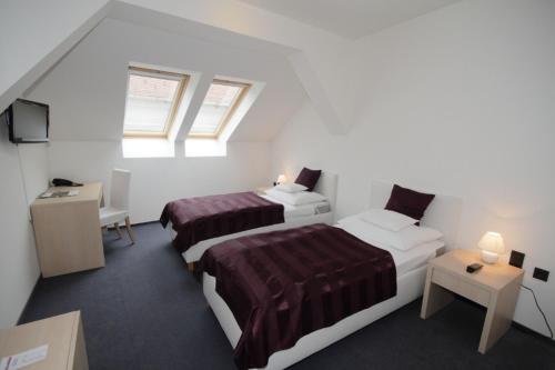 2 twin beds, 1 sofa bed