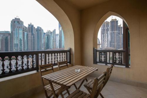 Chic 2BR with Burj Khalifa View in Souk Al Bahar - image 4