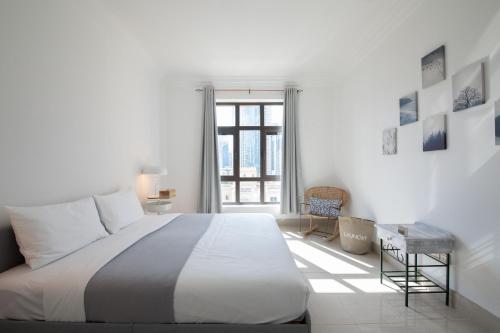 Chic 2BR with Burj Khalifa View in Souk Al Bahar - image 6