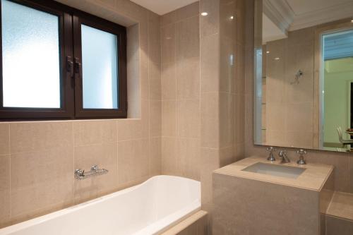 Chic 2BR with Burj Khalifa View in Souk Al Bahar - image 10