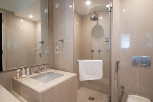 Chic 2BR with Burj Khalifa View in Souk Al Bahar - image 2
