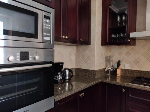 Chic 2BR with Burj Khalifa View in Souk Al Bahar - image 11