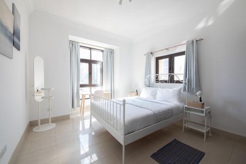 Chic 2BR with Burj Khalifa View in Souk Al Bahar - image 9