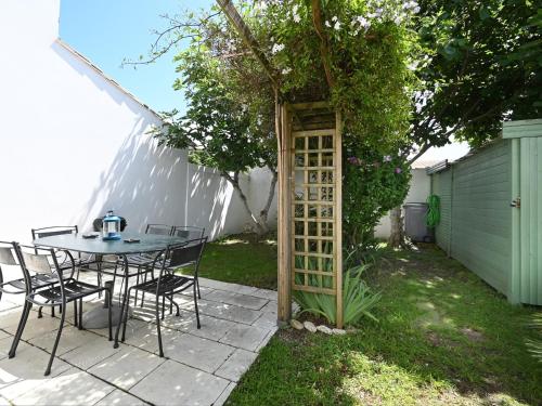 Maison de village pour 6 pers avec jardin, près Phare des Baleines et plage Conche! - FR-1-258-128 gîte à louer Le Gillieux