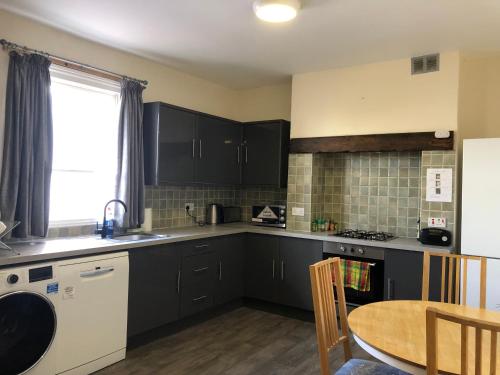Perfectly located in central Cheltenham for Running Festival 14-15th June, Free Parking by reservation only Features en-suite or shared bathroom rooms Fully equipped kitchen and laundry facilities Ideal for longer stays
