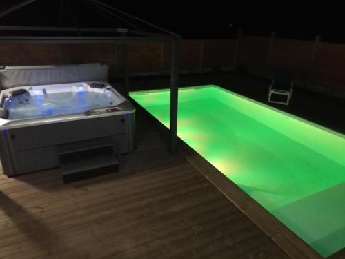 Magnifique Villa sur le Bassin d'Arcachon - JACUZZI+PISCINE - 8à10pers (Magnifique Villa sur le Bassin d'Arcachon - JACUZZI+PISCINE - 8a10pers) in Biganos
