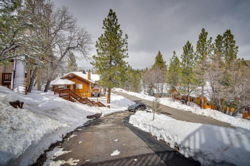 Pet-Friendly Big Bear Cabin Rental 3 Mi to Skiing