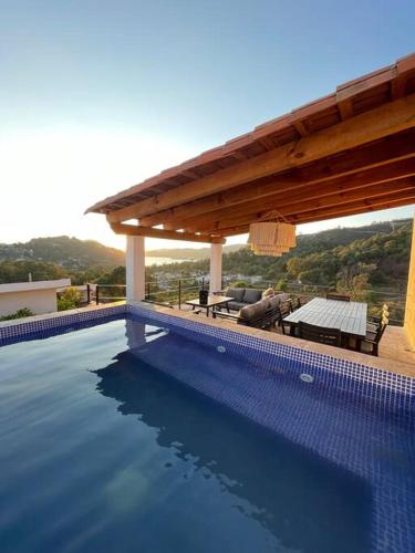 LUXO Casa en Valle de Bravo con jacuzzi y espectacular vista al lago in Valle de Bravo, Mexico