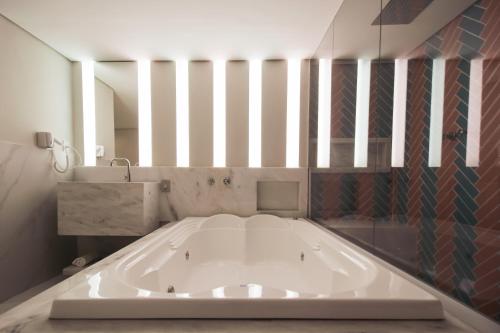 อ่างแช่น้ำร้อน, Nuu Motel in การ์เรา