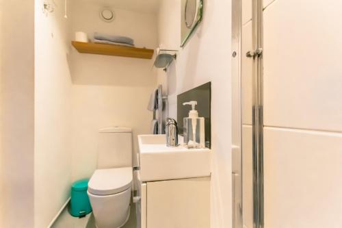 Studio Apartment image 9