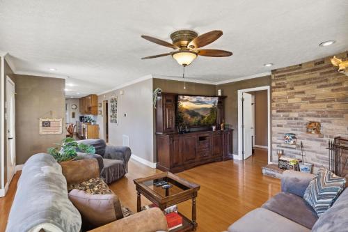 Mid-Century Vintage Brick Ranch Upstairs Guesthouse in Sevierville, USA