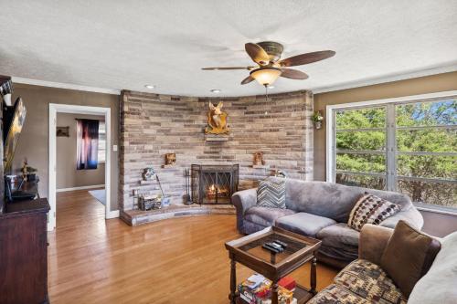 Mid-Century Vintage Brick Ranch Upstairs Guesthouse in Sevierville, USA