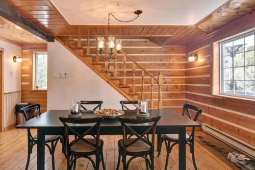 Country cottage on the banks of the Red River in La Conception (QC)