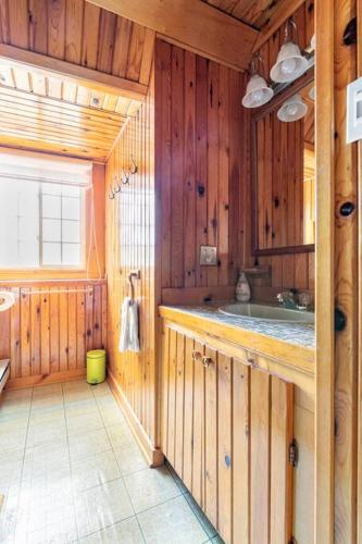 Country cottage on the banks of the Red River in La Conception (QC)