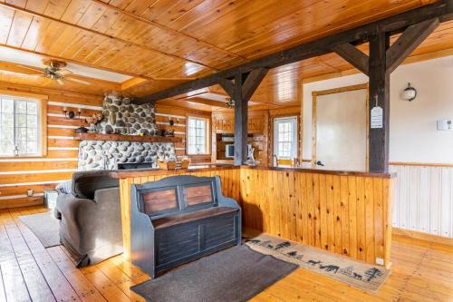 Country cottage on the banks of the Red River in La Conception (QC)