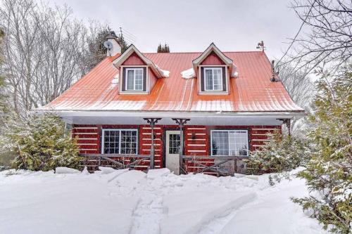 Country cottage on the banks of the Red River in La Conception (QC)