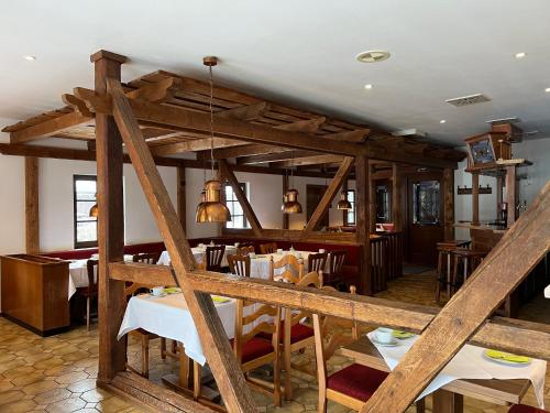 Restorāns, Hotel Der Distelhof - ihr Land- und Tagungshotel zwischen Rennsteig, Rhön & Werratal (Hotel Der Distelhof - ihr Land- und Tagungshotel zwischen Rennsteig, Rhon & Werratal) in Rohr (Thuringia)
