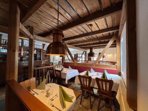 Restorāns, Hotel Der Distelhof - ihr Land- und Tagungshotel zwischen Rennsteig, Rhön & Werratal (Hotel Der Distelhof - ihr Land- und Tagungshotel zwischen Rennsteig, Rhon & Werratal) in Rohr (Thuringia)