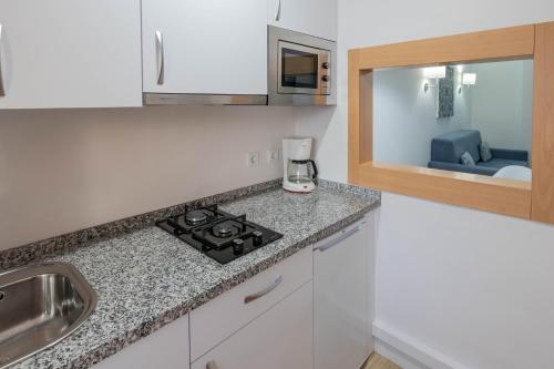 One-Bedroom Apartment with Sea View image 3