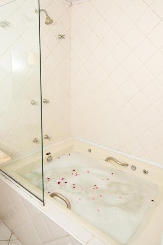 Hot tub, Arco Iris Chales I in Sao Sebastiao (Sao Paulo)