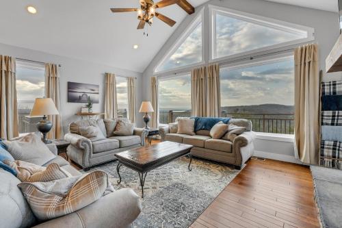 Stunning Lakeview Retreat residence