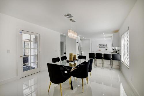 Modern Villa Pool Family Retreat 4 miles to beach! in Lake Worth, USA